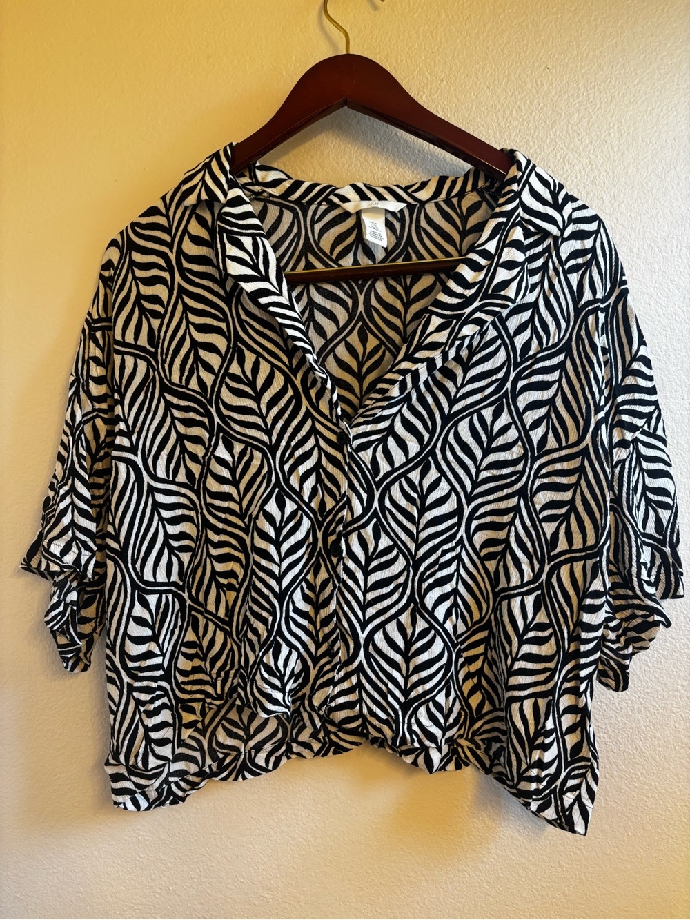 H&M Black & Ivory Leaf-Print V-Neck Cropped Button-Front Blouse Size XL